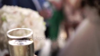 Bir bardak şampanya.