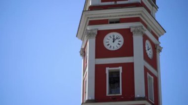 Saatleri ile kırmızı kule