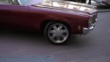 Kırmızı retro otomobil