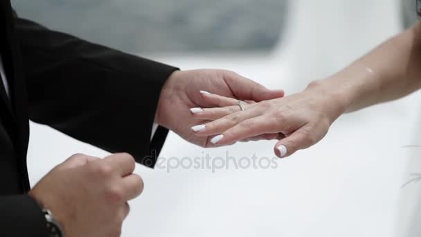 Bride and groom exchanging wedding rings — Stock Video