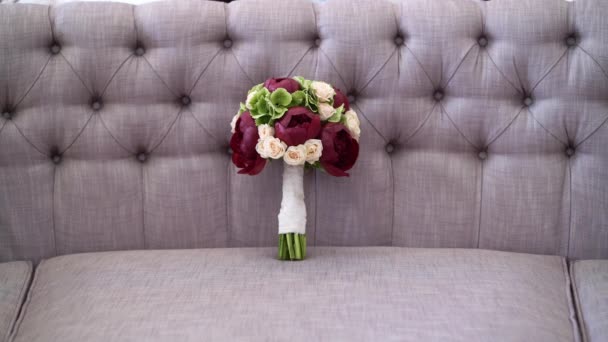 Bridal bouquet on sofa — Stock Video