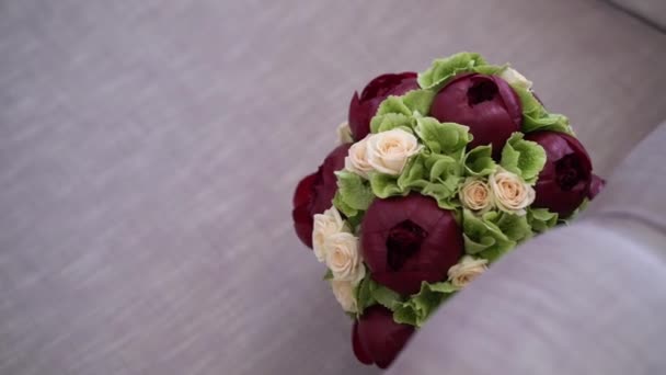 Bouquet nuptial sur canapé — Video