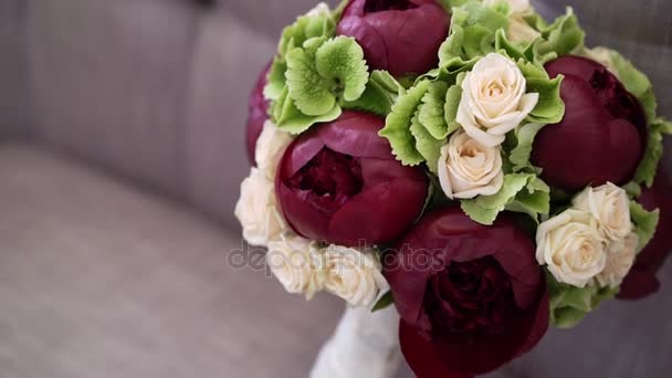 Bridal bouquet on sofa — Stock Video