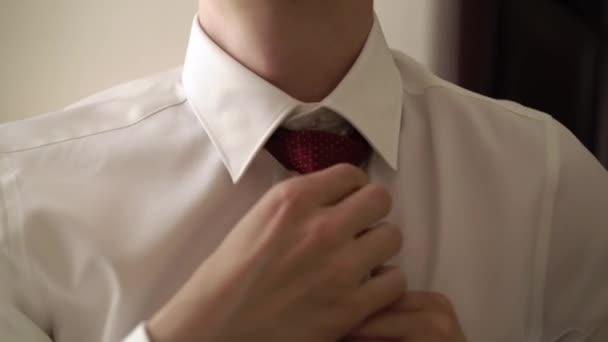 Az ember visel piros nyakkendő — Stock videók