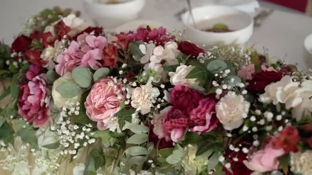 Bloemen samenstelling op bruiloft tafel — Stockvideo