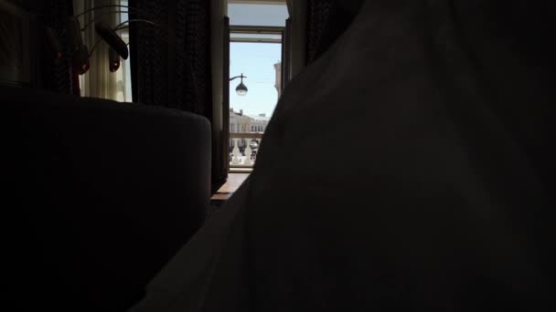 Mujer joven en albornoz va al balcón — Vídeos de Stock