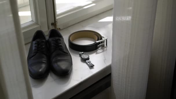 Mans accessoires: schoenen, riem en pols horloges — Stockvideo