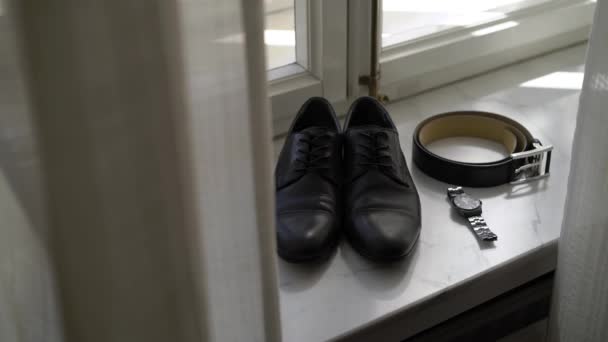 Mans accessoires: schoenen, riem en pols horloges — Stockvideo