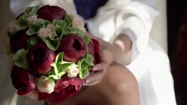 Woman sitting with flowers — Stock Video