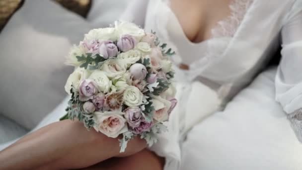 Young woman in lingerie sitting with bouquet — Stock Video