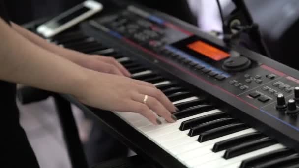 Frau spielt Musik auf Keyboard — Stockvideo