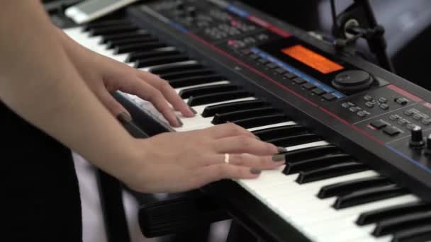 キーボードで音楽を再生女性 — ストック動画