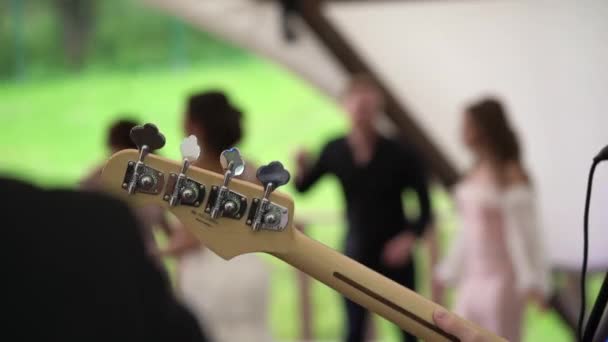 Guitarrista en la banda de música — Vídeo de stock