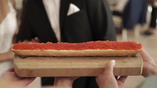 Dos mujeres con pan y caviar rojo — Vídeos de Stock
