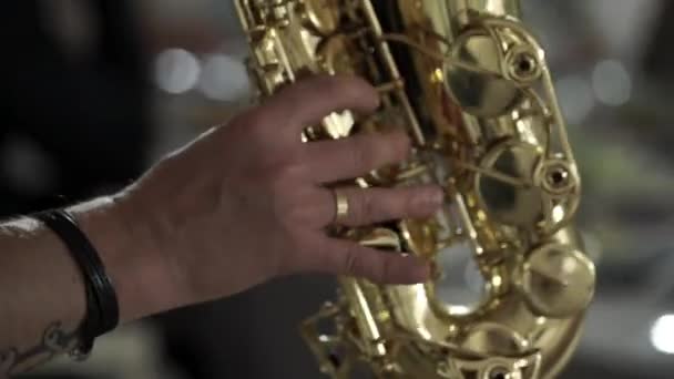 SAINT-PETERSBURG, RUSIA - 19 de agosto de 2017: Saxofonista tocando música — Vídeos de Stock