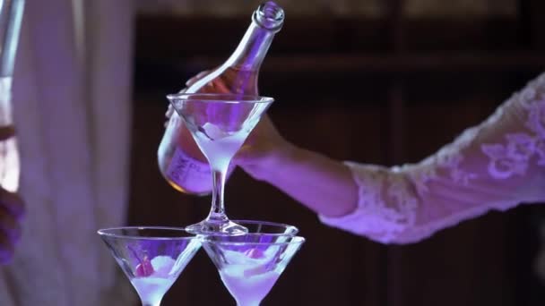 Piramit şampanya ile gözlük — Stok video