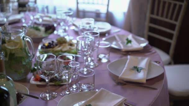 Украшение тарелки на свадебном столе — стоковое видео