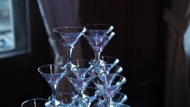 Pyramide aus Gläsern mit Champagner — Stockvideo
