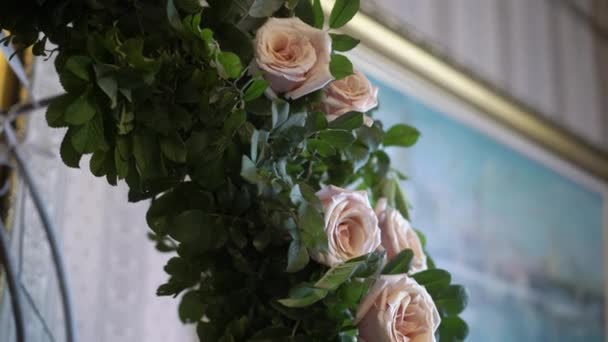 Blommor dekoration vid vigseln — Stockvideo