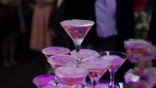 Lidé se pyramida skleniček se šampaňským — Stock video