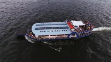 Yolcu gemisi bir şehir nehir