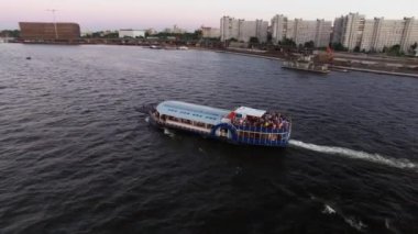 Yolcu gemisi bir şehir nehir