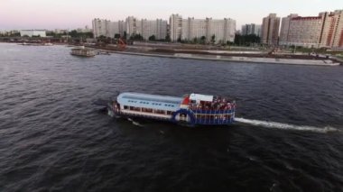 Yolcu gemisi bir şehir nehir