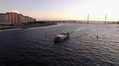 Yolcu gemisi bir şehir nehir