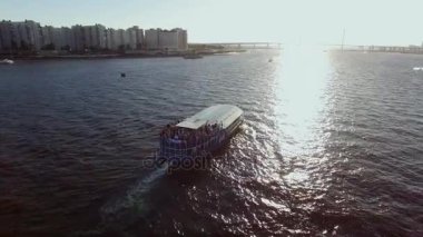 Yolcu gemisi bir şehir nehir