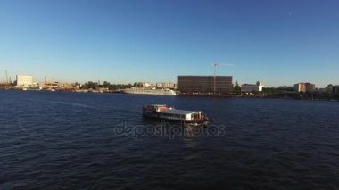 Yolcu gemisi bir şehir nehir