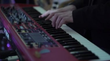 Müzik üzerinde piyano adam