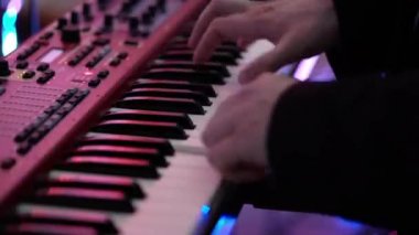 Müzik üzerinde piyano adam