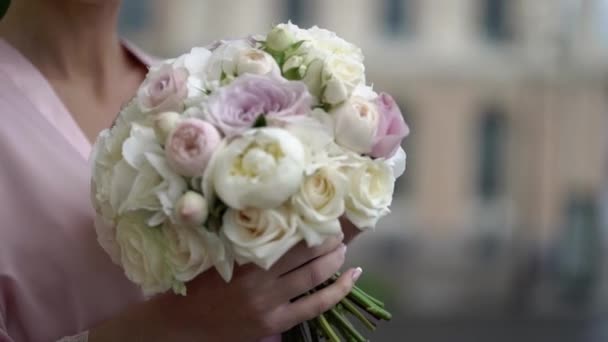 Fiatal nő a virágok csokor rózsaszín fehérnemű — Stock videók
