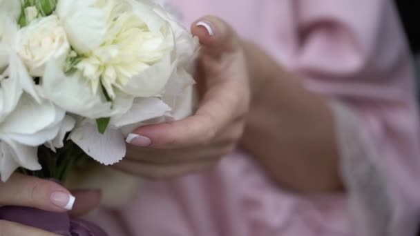 Giovane donna in lingerie rosa con bouquet di fiori — Video Stock