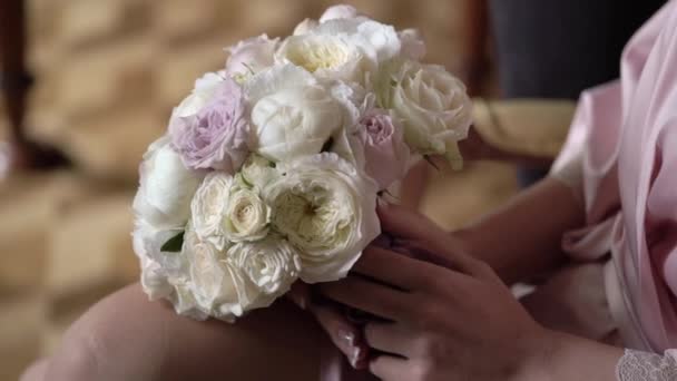 Fiatal nő a virágok csokor rózsaszín fehérnemű — Stock videók