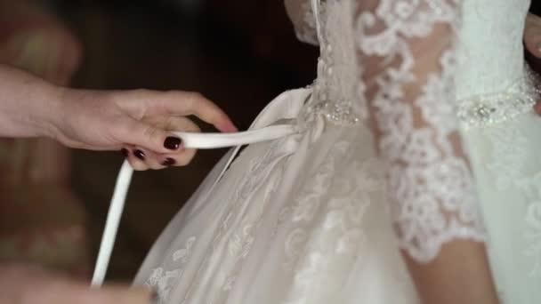 Sposa vestirsi in abito da sposa — Video Stock