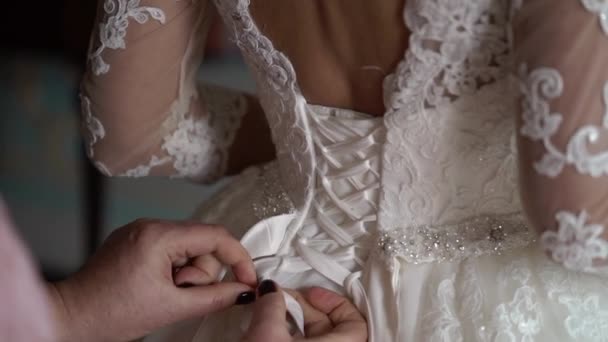 Vestido de novia en vestido de novia — Vídeo de stock