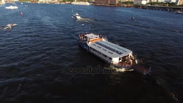 Passagerarfartyg i en stad flod — Stockvideo