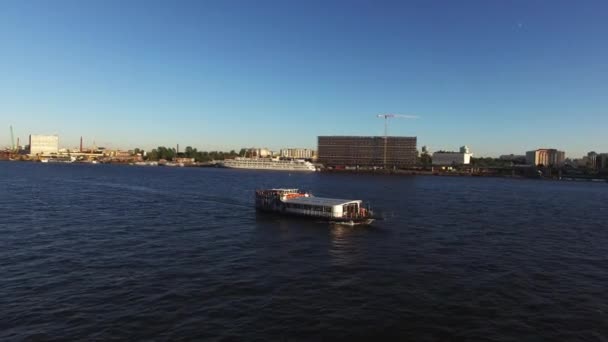 Buque de pasajeros en un río de la ciudad — Vídeo de stock