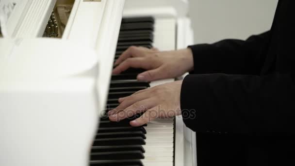 Άνθρωπος που παίζει πιάνο — Αρχείο Βίντεο