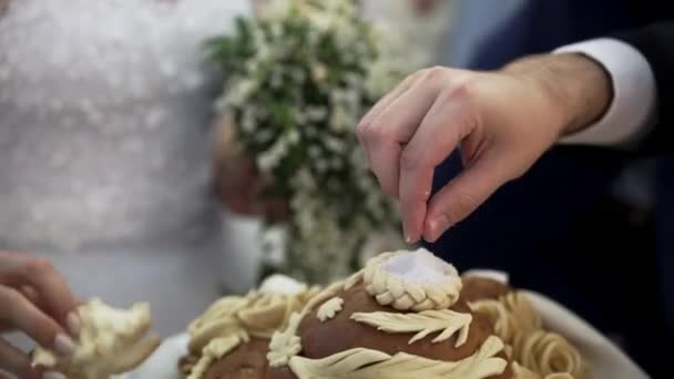 Nygifta att bryta traditionella bröllop bröd — Stockvideo