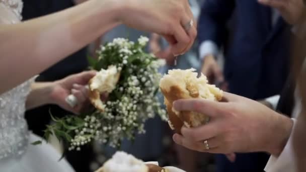 Ifjú törés a hagyományos esküvői kenyér — Stock videók