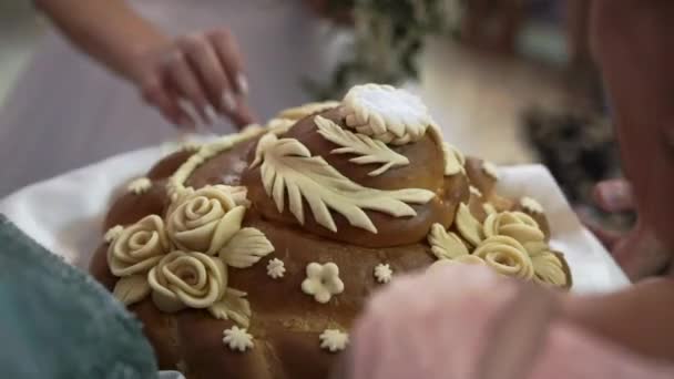 Молодожёны преломляют традиционный свадебный хлеб — стоковое видео