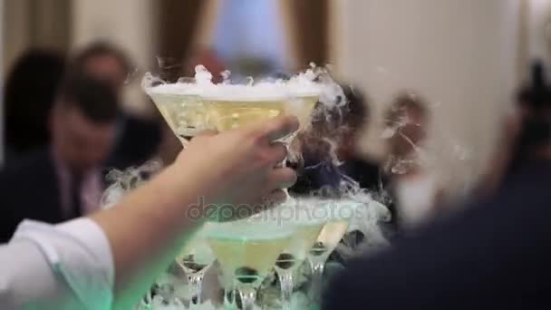 La gente prende bicchieri con champagne — Video Stock