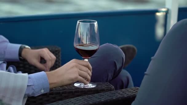 Hombre con copa de vino tinto — Vídeos de Stock
