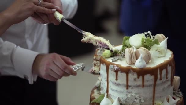 Кусочек свадебного торта — стоковое видео