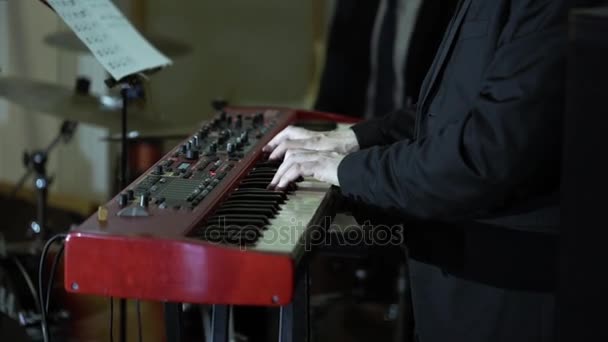 Ο άνθρωπος που παίζει μουσική στο πιάνο — Αρχείο Βίντεο