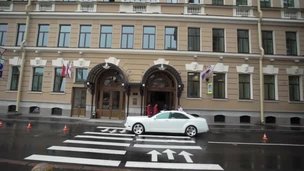 SAINT-PETERSBURG, RUSSIA - JULY 7, 2017: Luxury car near hotel — Stock Video