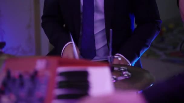 Mann spielt Musik auf dem Klavier — Stockvideo