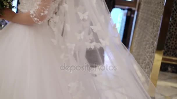 Невеста входит в дом — стоковое видео